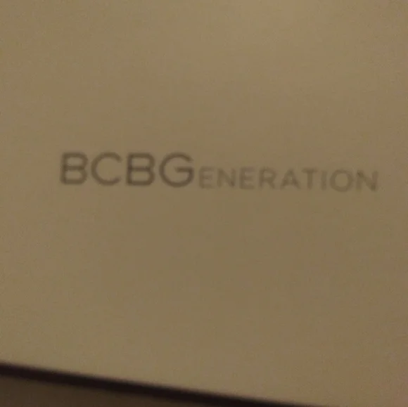 NWT ladies leather pumps. - Picture 4 of 9